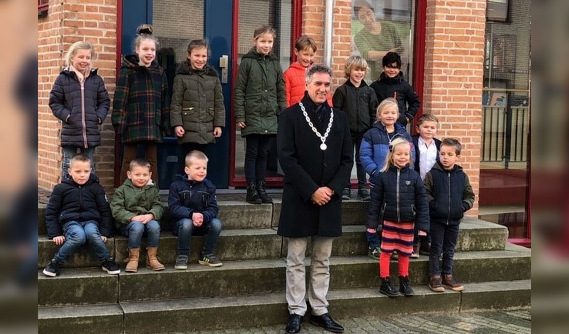 Burgemeester Teunissen ging graag even op de foto met kinderen uit Gennep