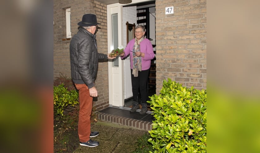 <p>KBO Heide deelde kerststukjes uit aan de leden. </p>