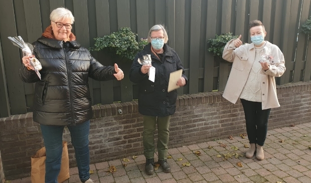 <p>Vol goede moed op pad om een attentie en een kerstwens uit te reiken</p>