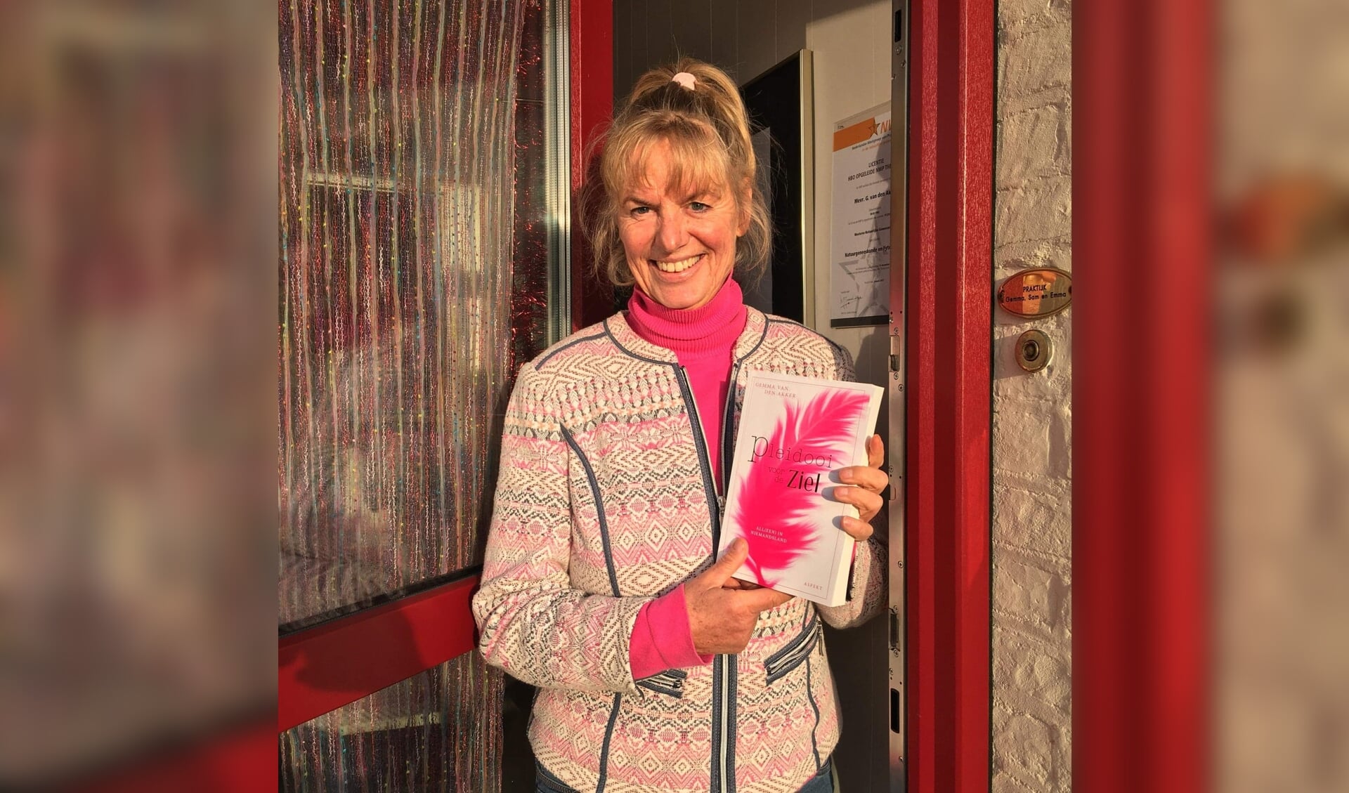 Gemma van den Akker met haar boek Pleidooi voor de Ziel.