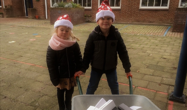 <p>Ook de kleintjes wilden graag hun steentje bijdragen aan een mooi kerstfeest</p>
