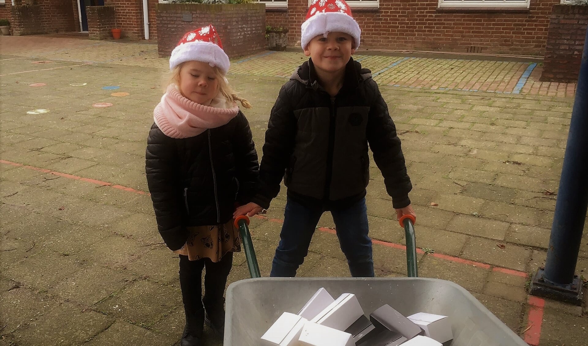 Ook de kleintjes wilden graag hun steentje bijdragen aan een mooi kerstfeest