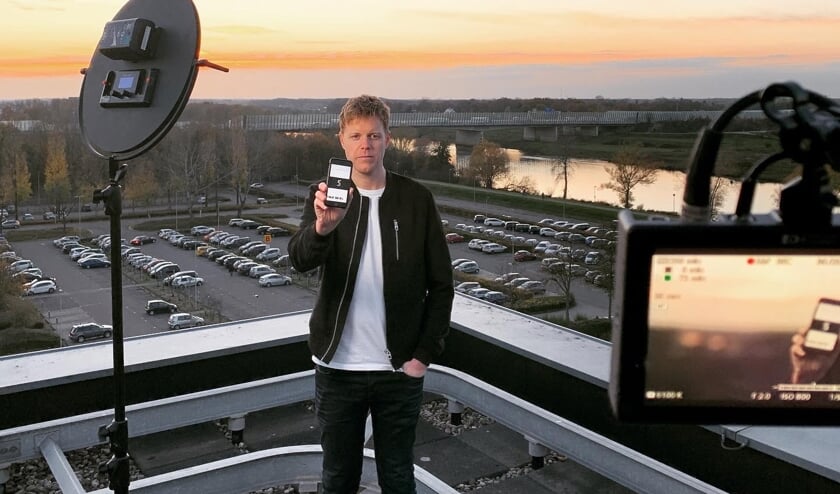 <p>Lex Uiting steekt medewerkers VieCuri muzikaal een hart onder de riem. </p>