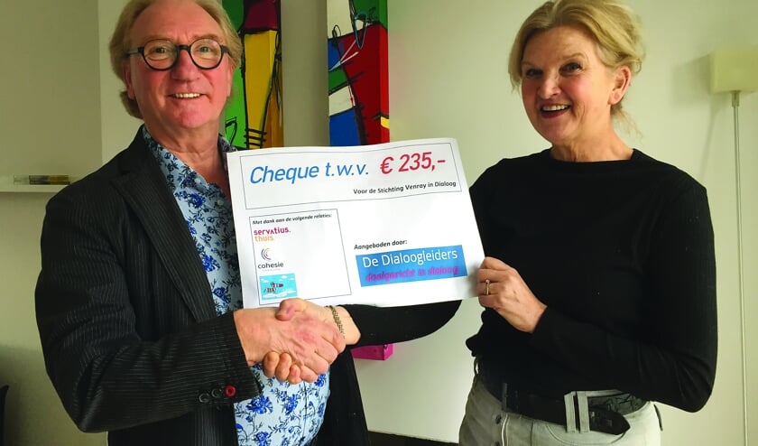 Gerard van den Buijs neemt de cheque uit handen van Nicky Vievermans in ontvangst.