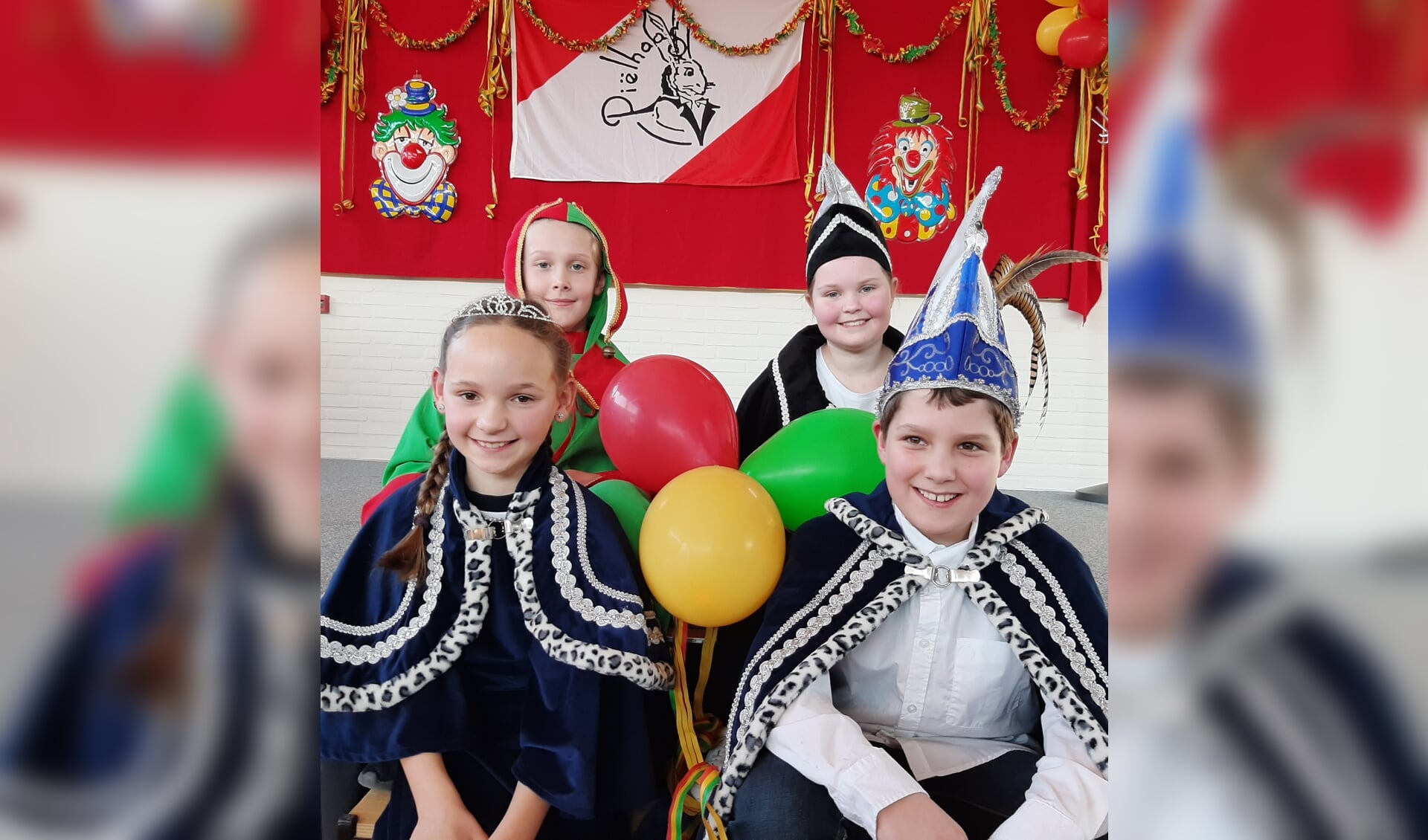 Prins Thijs, prinses Isa en hun adjudanten Eline en Mathies. 