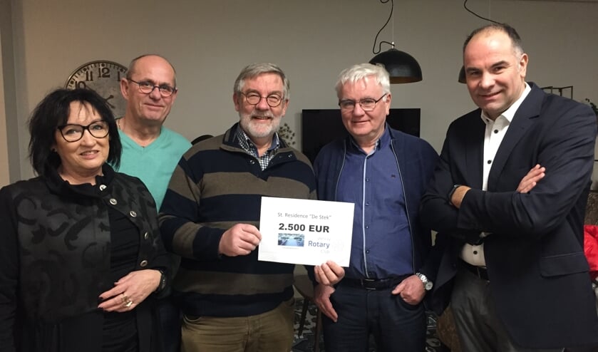 Het bestuur van stichting De Stek en de voorzitter van Rotary Venray, André Lucassen.