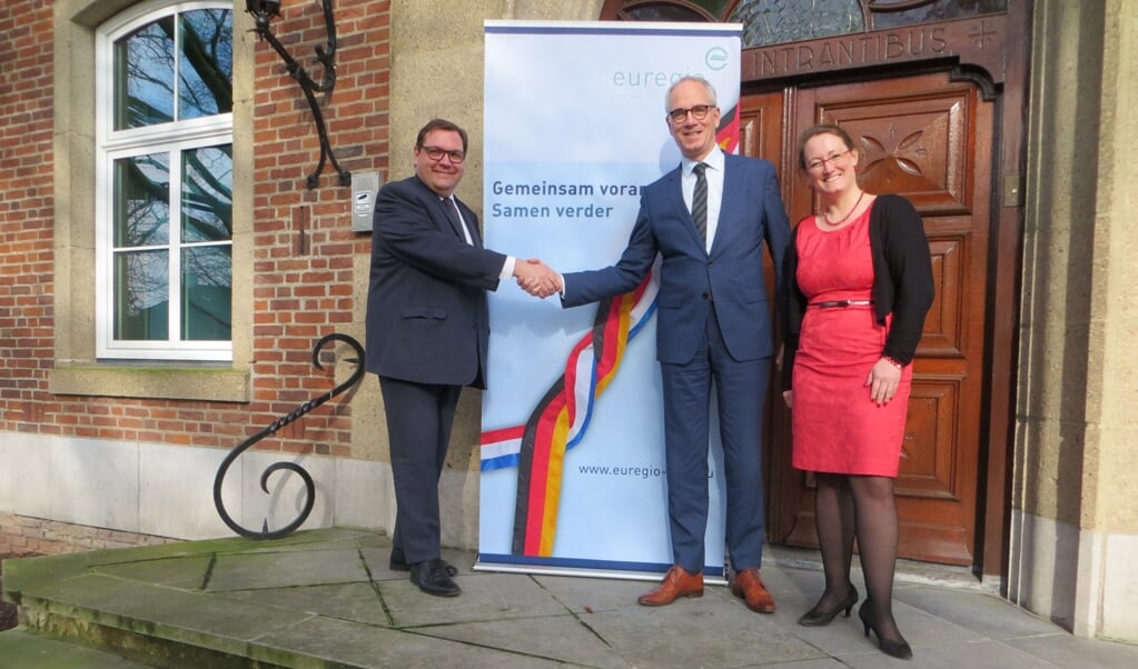 Een stevige handdruk tussen de burgemeesters van Krefeld en Venray. 