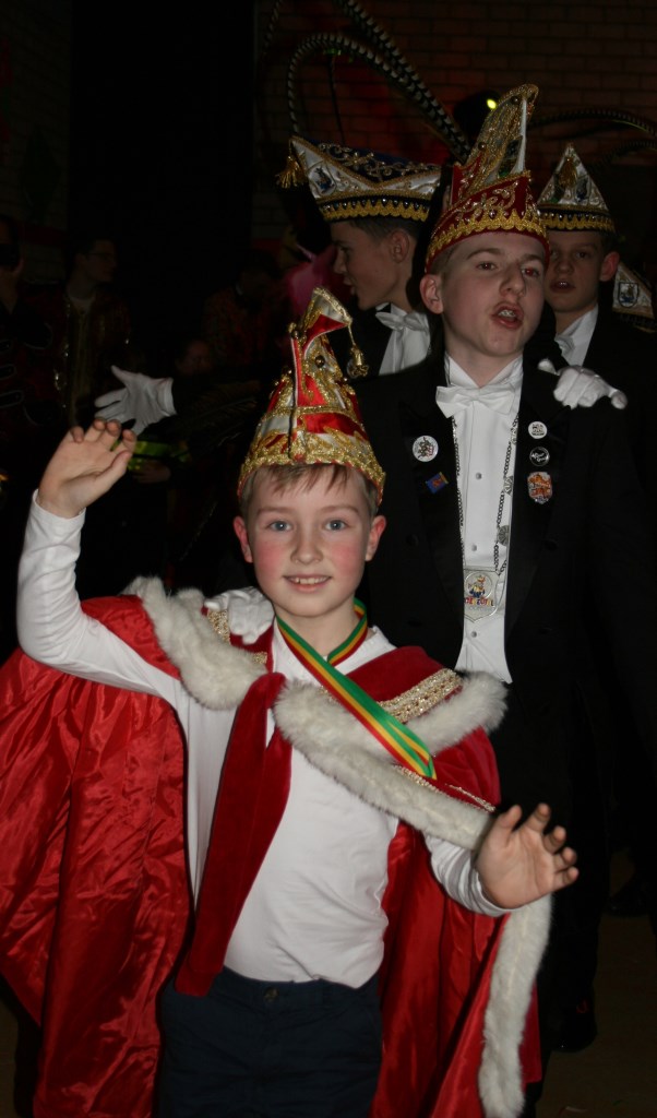 Prins Alex voorop in de polonaise tijdens de carnavalsavond van Jong Nederland.