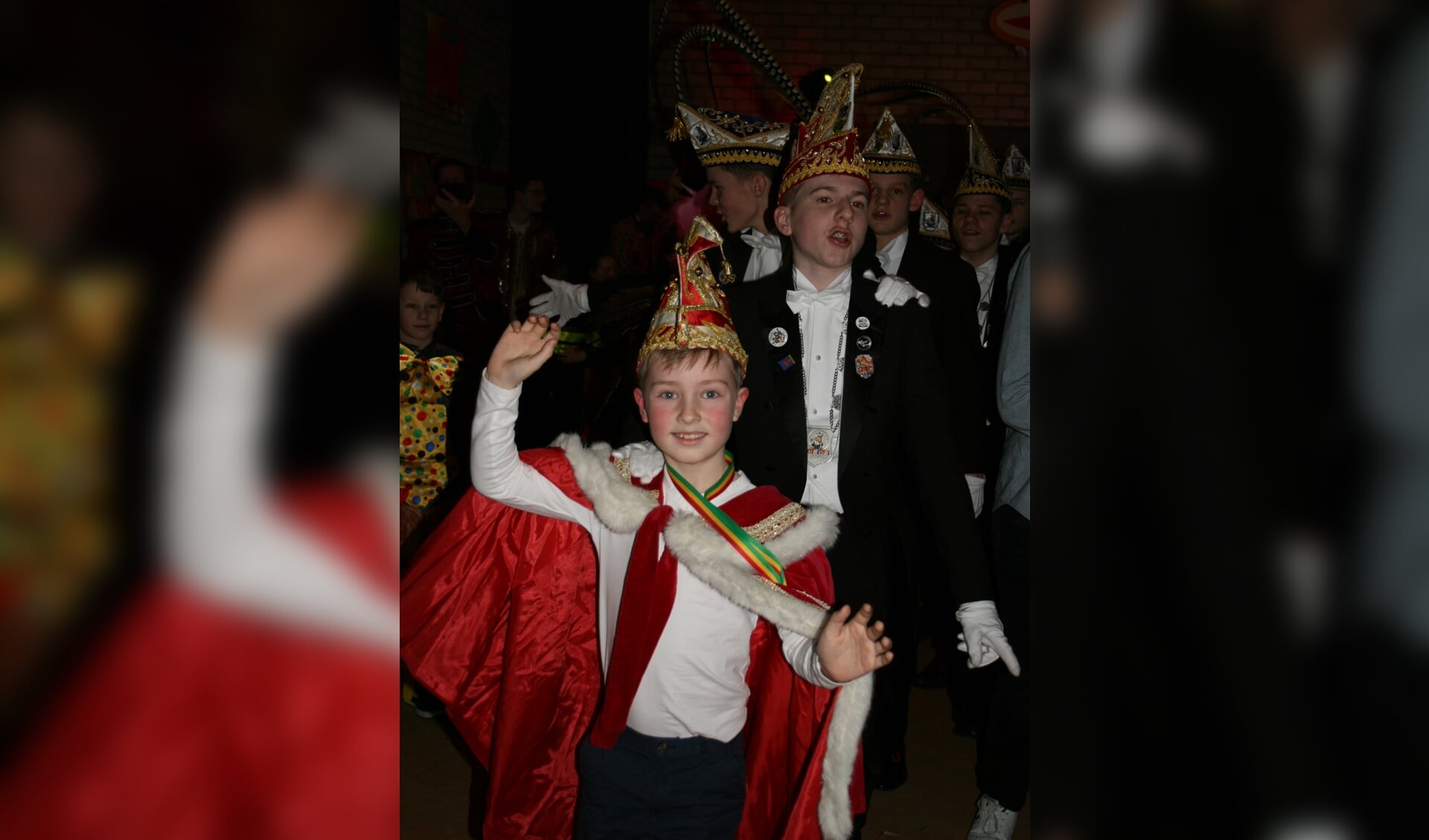 Prins Alex voorop in de polonaise tijdens de carnavalsavond van Jong Nederland. 