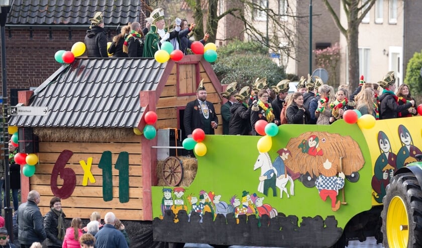 Optocht Overloon in teken van 6x11-jarig jubileum Huibuuke.
