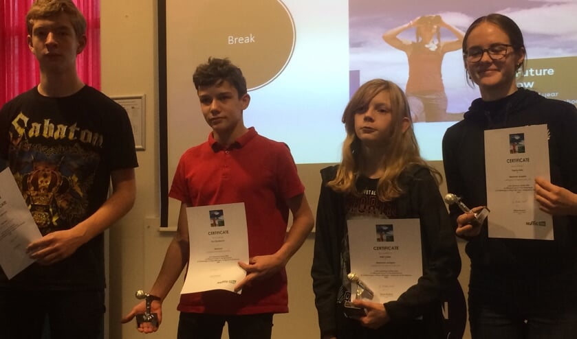 Metameerdeelnemers aan de Junior Speaking Contest, van links naar rechts: Sem van Bijsterveld, Troy Dijsselbloem, Matt Collett en Daphne Bakx.