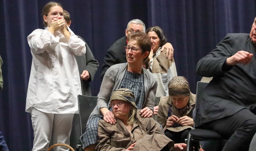 Nelly Spreeuwenberg (midden) doorstaat angstige momenten in de schuilkelder.