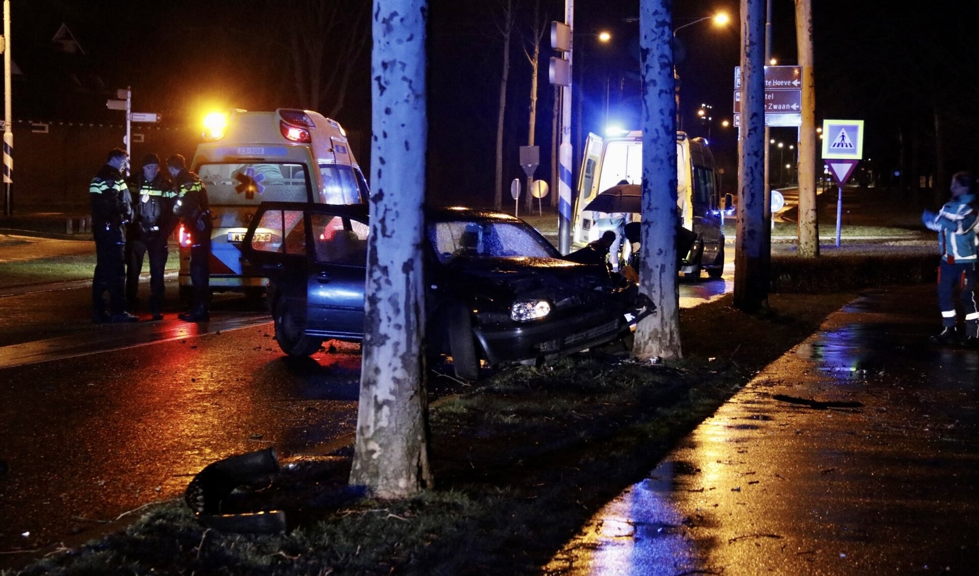 Auto botst tegen boom op Noordsingel in Venray: bestuurder gewond.