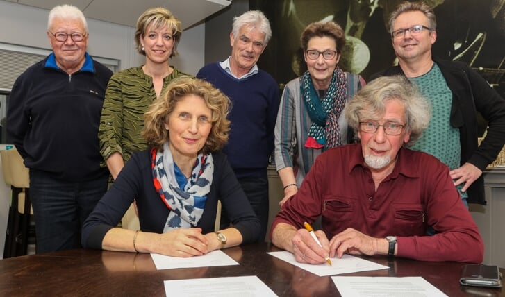 De samenwerking tussen Oranjebuurt en St. Petrus' Bandenschool werd maandag ondertekend.