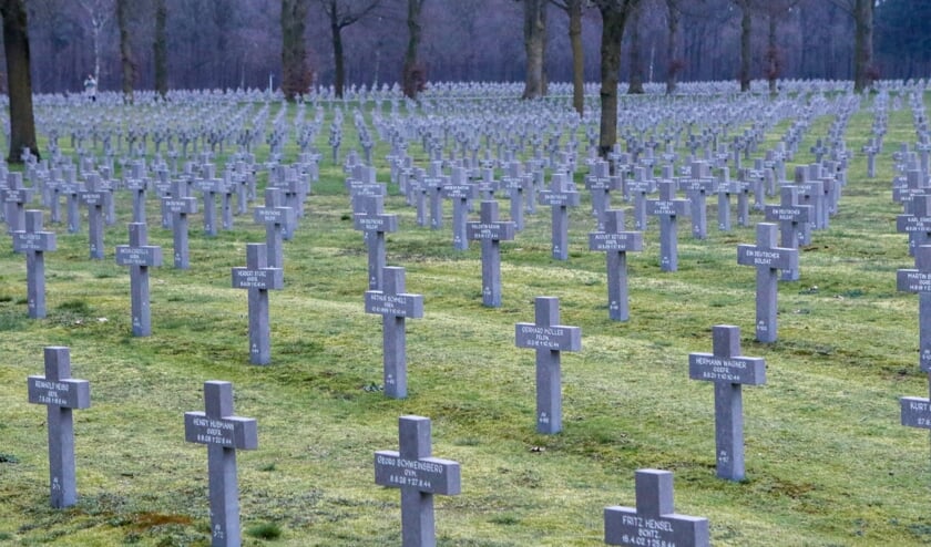 <p>De stoffelijke resten van de Duitse pilot worden bijgezet op Duitse militaire begraafplaats in <em>Ysselsteyn. </em></p>