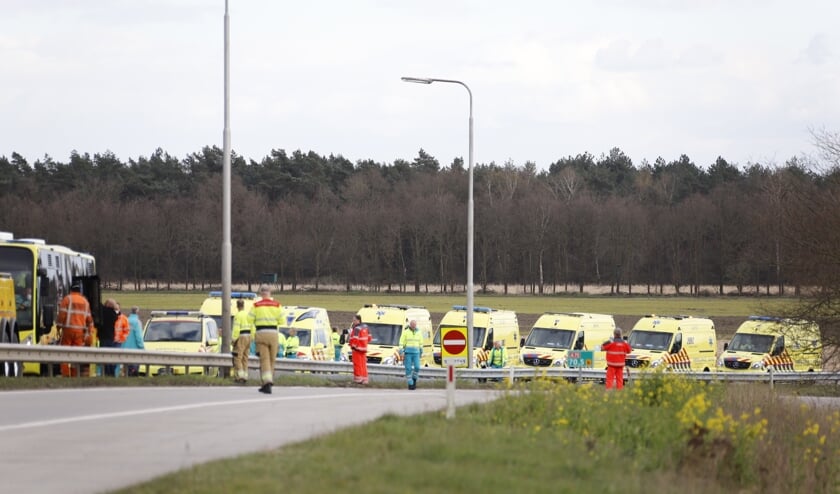 De hulpdiensten rukten maandag massaal uit naar de gestrande ic-bus.