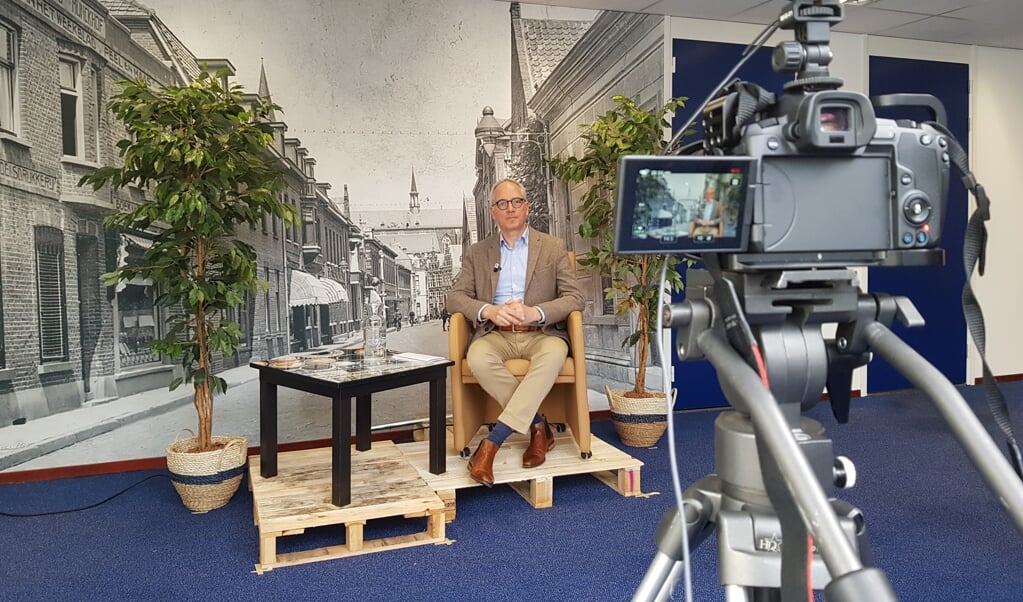 Burgemeester Luc Winants in de tv-studio van Peel en Maas. 
