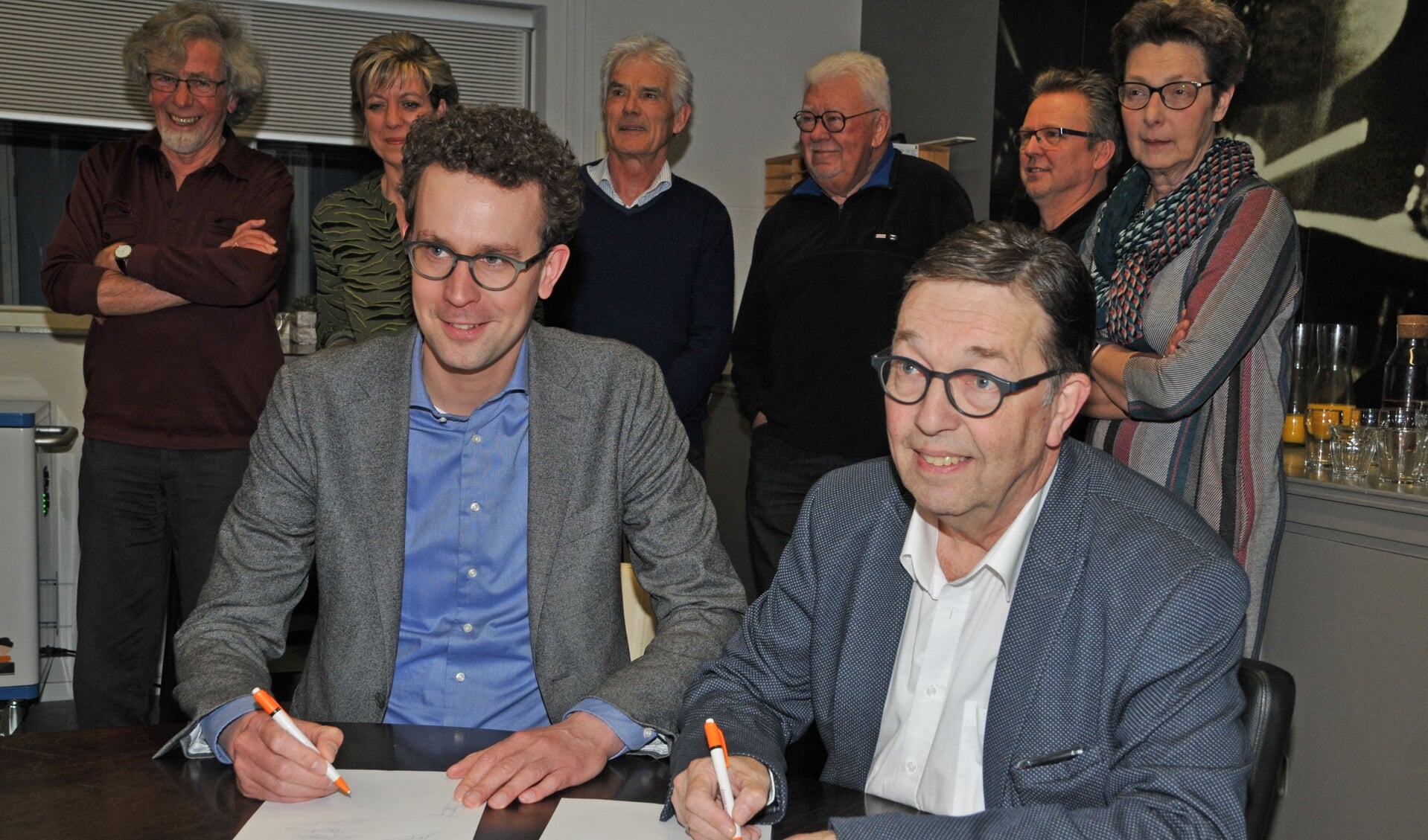 De wethouders Martijn van der Putten en Cor Vervoort zetten hun handtekening. 