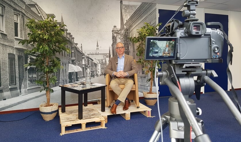 Opname in coronatijd: burgemeester Luc Winants beantwoordt in de tv-studio van Peel en Maas vragen van mensen.