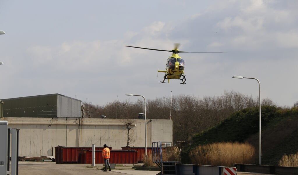 Traumahelikopter boven mestfabriek van Walkro. 