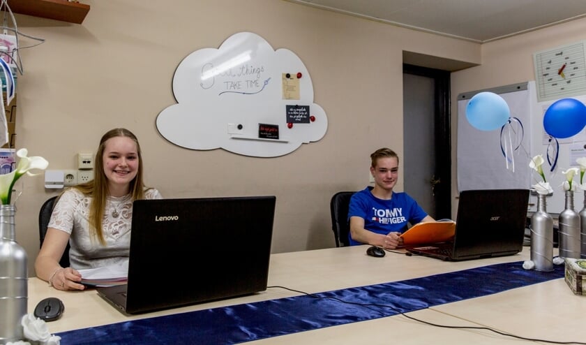 Lonne en Bart volgen, sinds de sluiting van de scholen, thuis lessen.