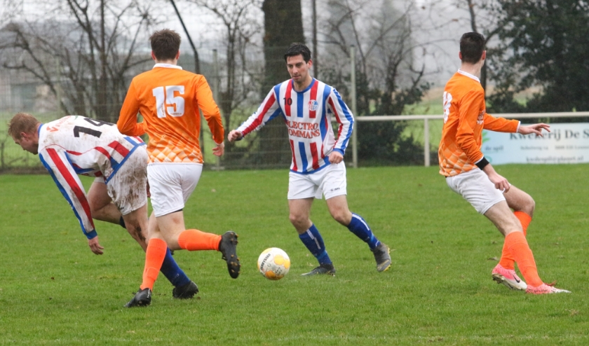 De amateurvoetballers komen dit seizoen niet meer in actie vanwege het coronavirus.