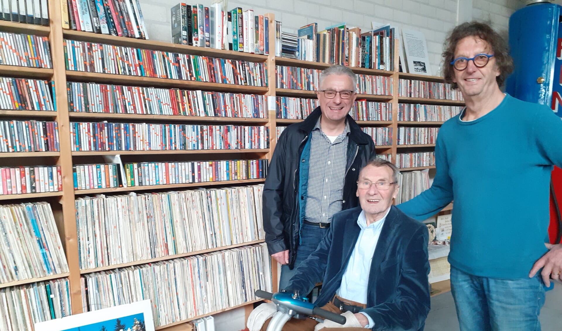 Frans en Wim van Schayik met René Poels bij de verzameling van Reinier Thiesen.