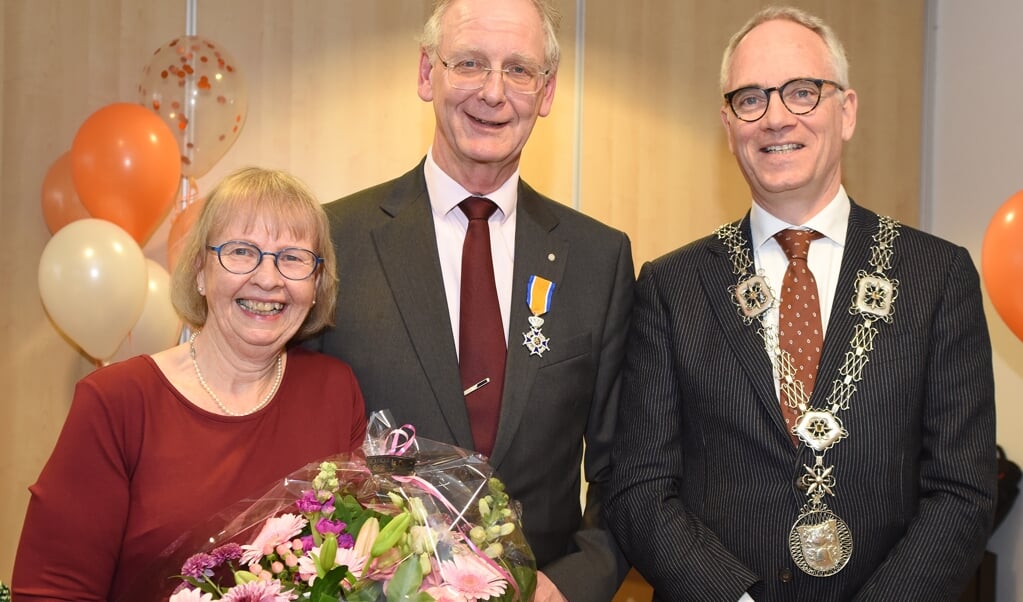 Burgemeester Luc Winants speldde Vincent Buitendijk de onderscheiding donderdag op.