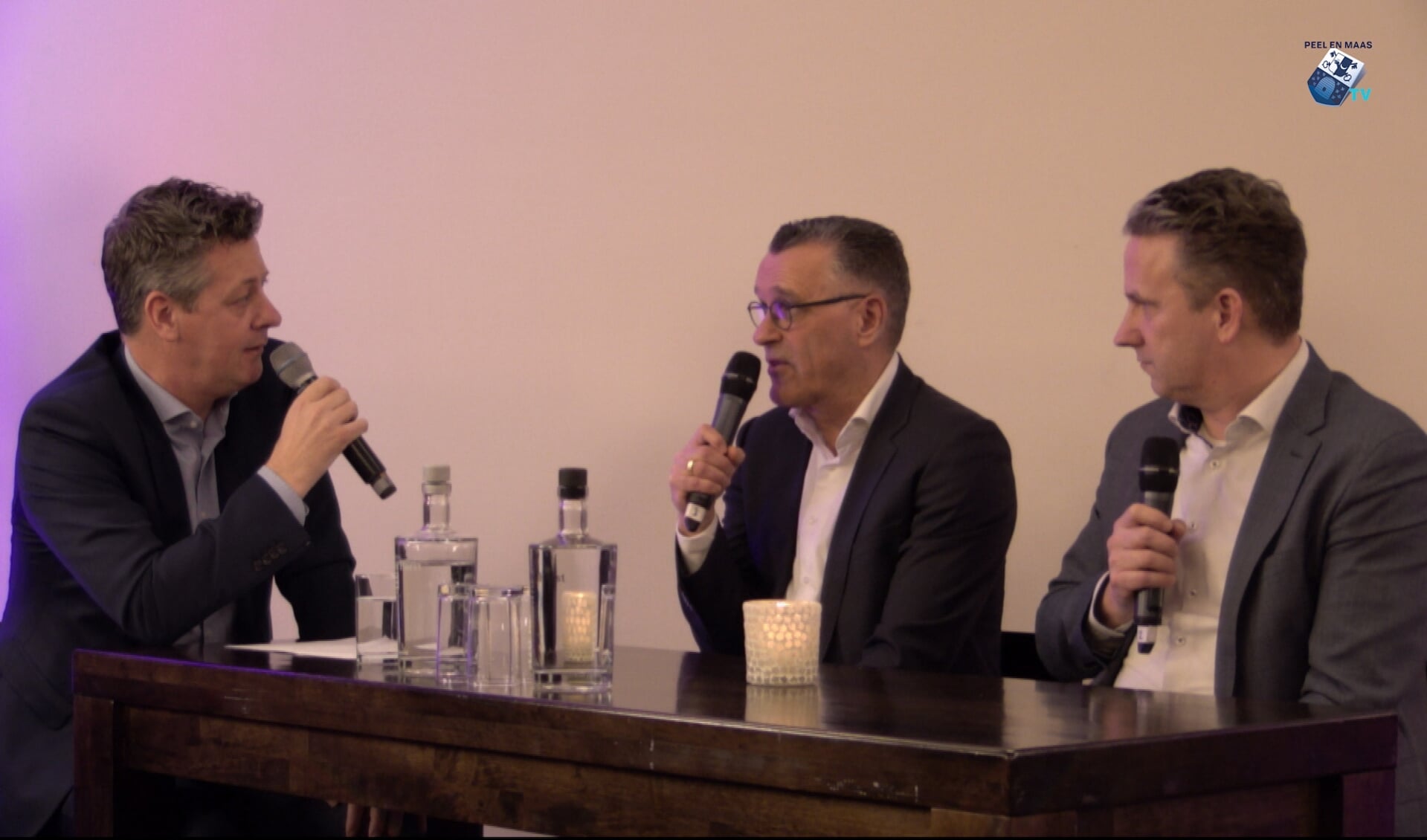 Rob van Lieshout (links) in gesprek met John Duijkers en Erno Cornelissen (rechts).