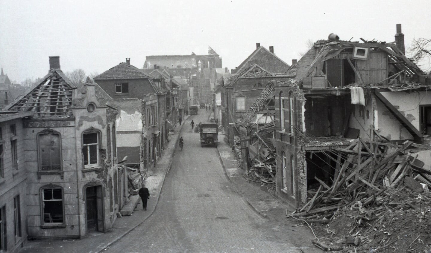 De foto geeft een beeld van de verwoesting die de oorlog in Venray aanrichtte.