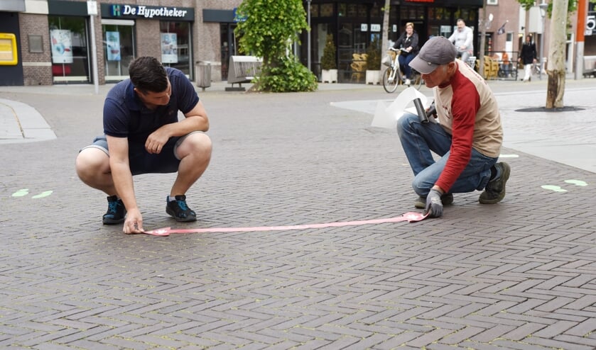 Passen en meten in het winkelcentrum van Venray.