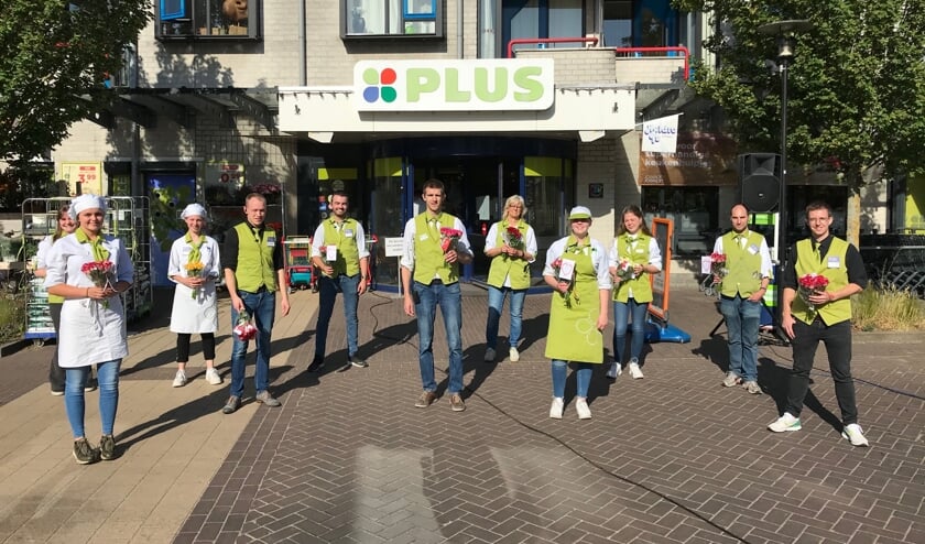 Rozen voor de 'helden' van PLUS Verbeeten in Vierlingsbeek.