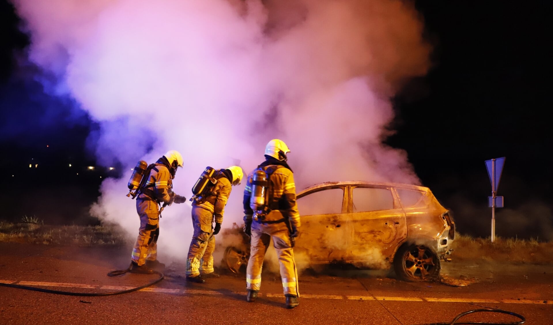 Een auto brandde rond 00.30 uur totaal uit op de A73 bij Vierlingsbeek. 