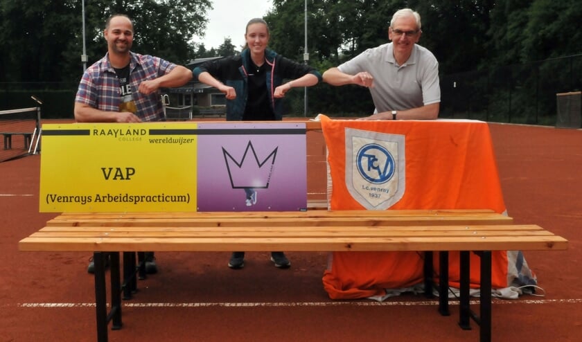 De levering van de bankjes aan Tennisclub Venray.