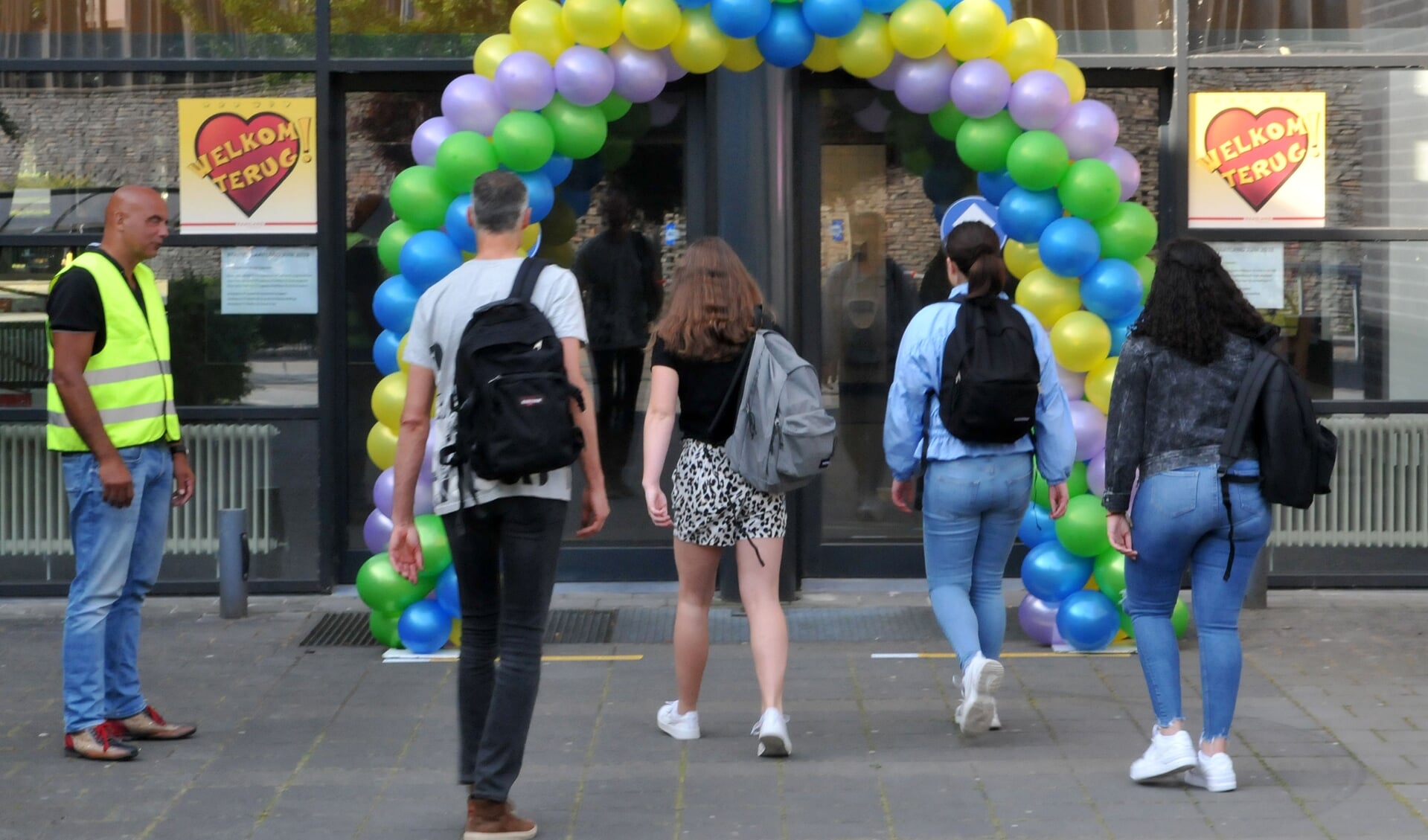 Ook het Raayland College opende dinsdagmorgen weer zijn deuren voor een deel van de leerlingen. 