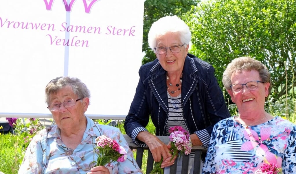Foto: De diamanten leden Martha Timmermans (links) en rechts Nel Fleurkens. In de midden de gouden jubilaris, Truus Weijs.