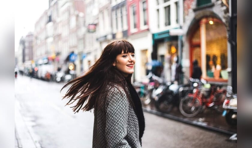 Lara Kroon treedt zondag op op het terras achter het oude postkantoor in Venray.