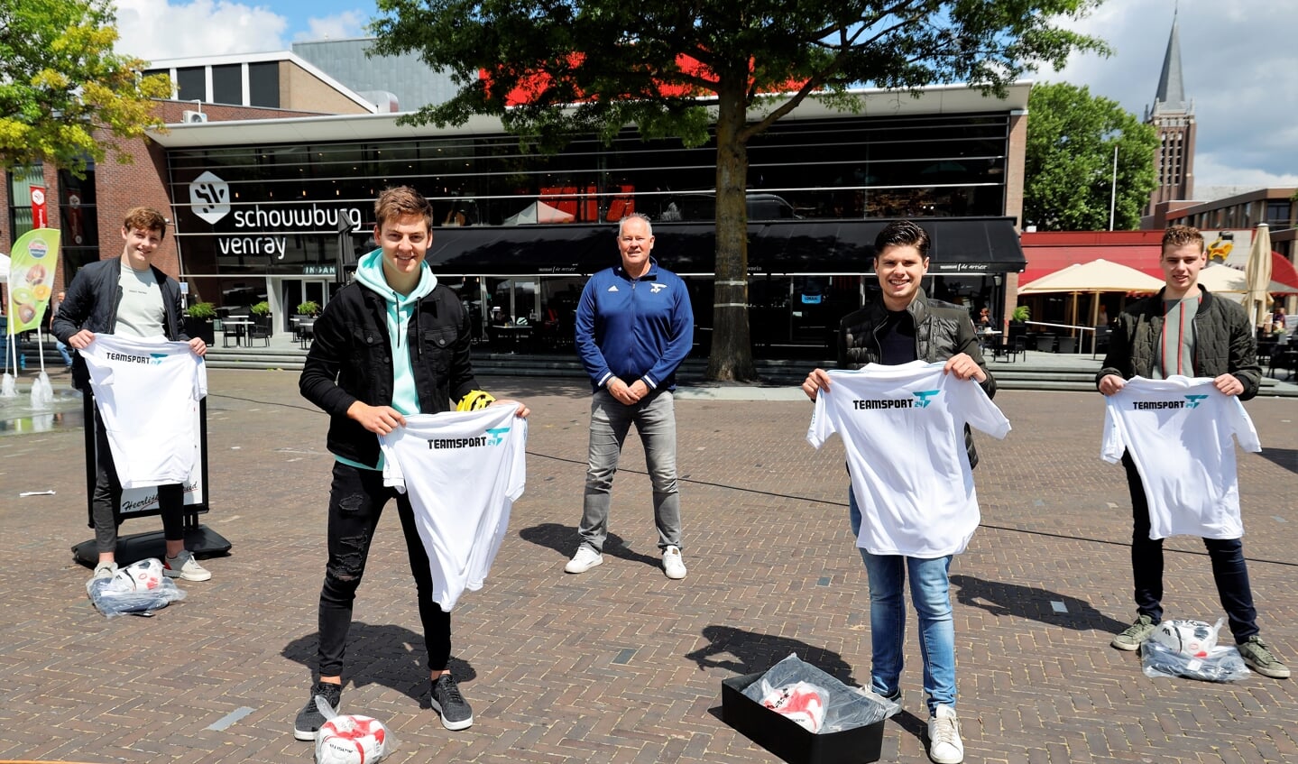 Vier prijswinnaars en sponsor Bart van Roosmalen in de schijnwerper.