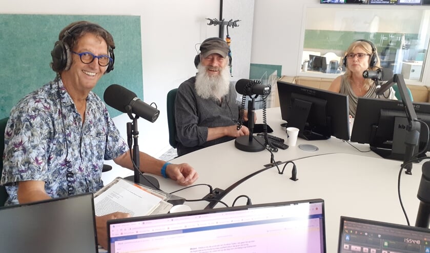 De opname in de studio van Focus-radio met v.r.n.l. Mirjam Gulmans, Joost Belinfante en René Poels.