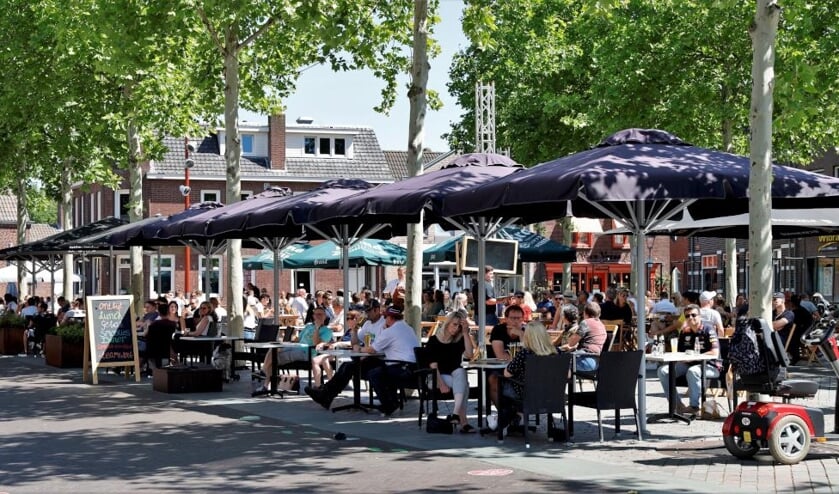 Gezellige drukte in het centrum van Venray, waar maandag om 12.00 uur de horeca de deuren weer mocht openen volgens de coronarichtlijnen van het RIVM.