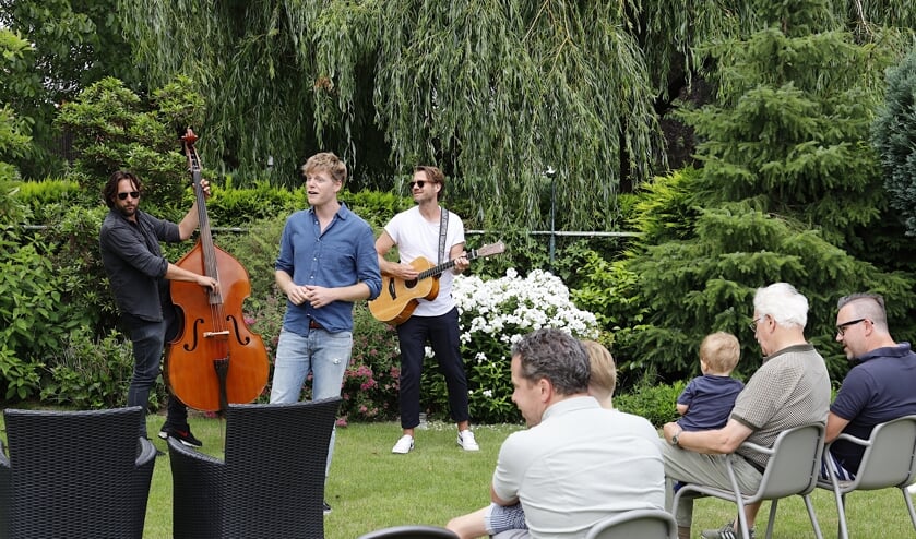 Miniconcert Lex Uiting in achtertuin familie Borst in Venray.