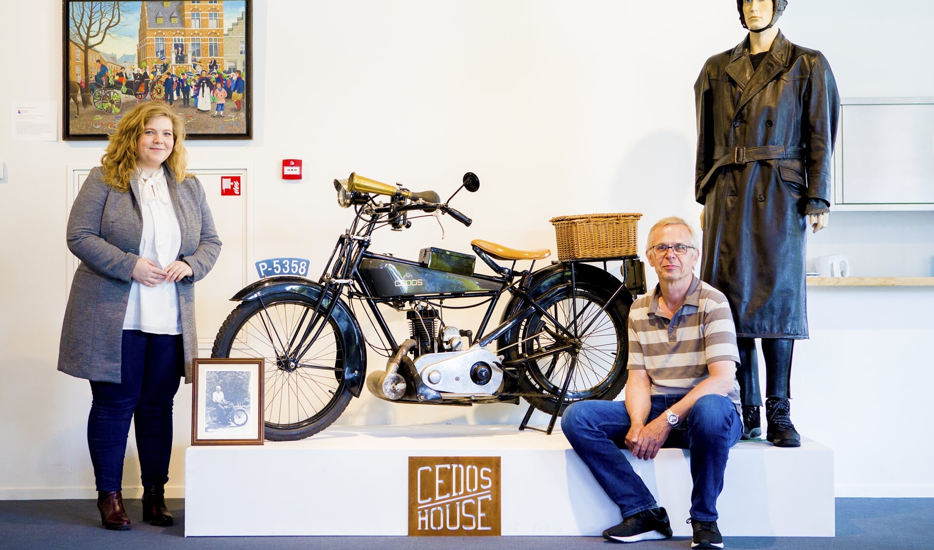 Wethouder Anne Thielen en Wiel Jaspers bij de Cedos-motorfiets in het Venrays Museum.