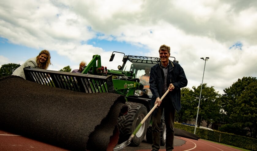 De wethouder Anne Thielen en Jan Loonen zetten maandag de renovatie van de atletiekbaan in gang.