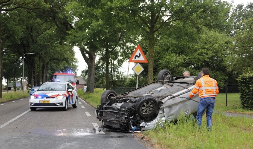 Een van de auto's belandde op z'n kop.