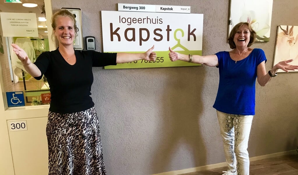 Judith Lemmen (links) en Maria Bouwman van Logeerhuis Kapstok willen hun gasten weer met open armen ontvangen.