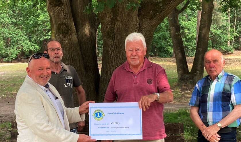 Harrie Linssen overhandigt de cheque aan de vrijwilligers van 't Speelvlak.