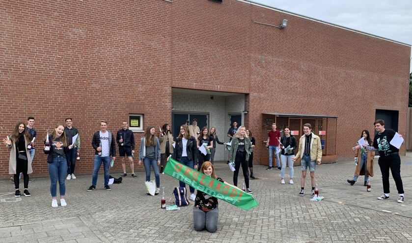 Mentor Sanne Zumdick met een groep tto-eindexamenkandidaten van Metameer Stevensbeek.