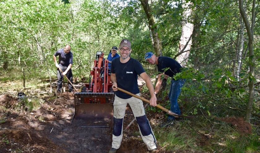 Maarten Teunissen, Piet Claessens, John Franssen en Jeroen van Lier (v.l.n.r.) aan het werk op het parcours van Het Piëlrundje.