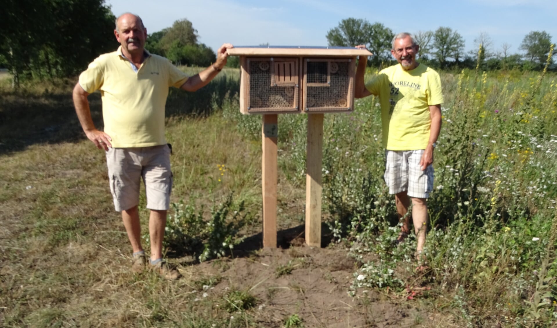 Ties Dinghs (l.) en Jan Strijbos bij het nieuwe insectenhotel aan de Diepeling. Foto Rob Havenith. 