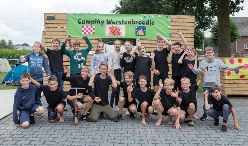 Het enthousiasme is groot bij de groep kinderen.